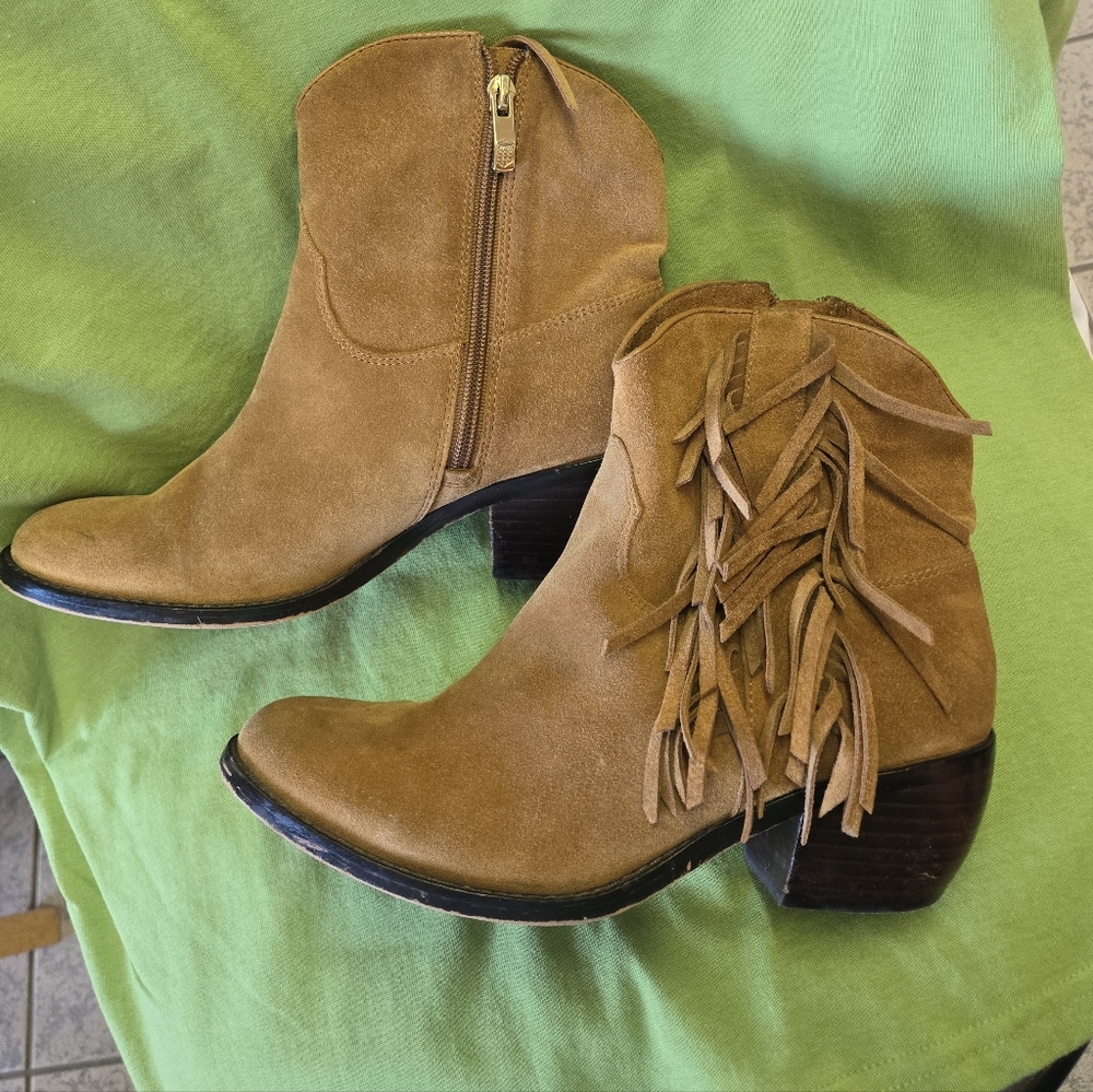 Vince Camuto Rust Colored Ankle Boot..Great Conditon....7.5